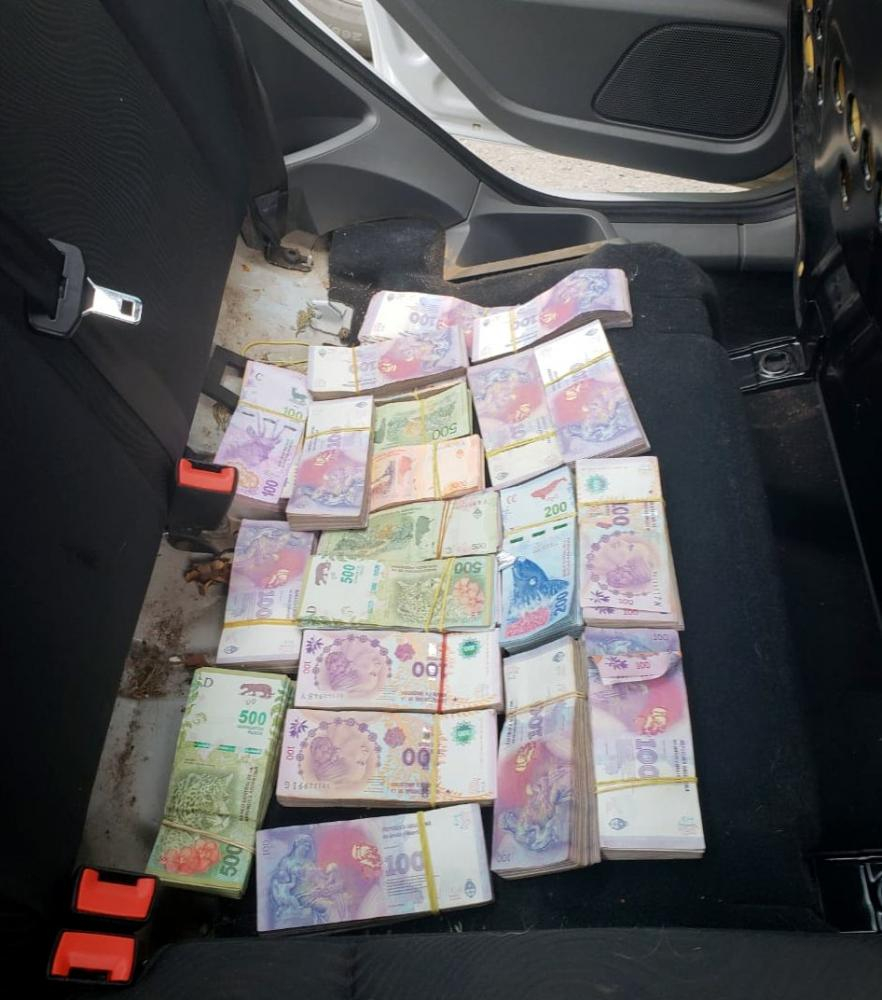 Dinheiro estava escondido nos encostos dos bancos e embaixo dos tapetes - Divulgação/ND