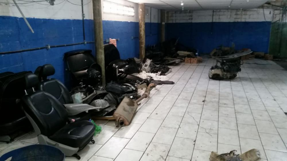 Agentes encontram várias peças de carros que seriam furtadas - Divulgação/ND
