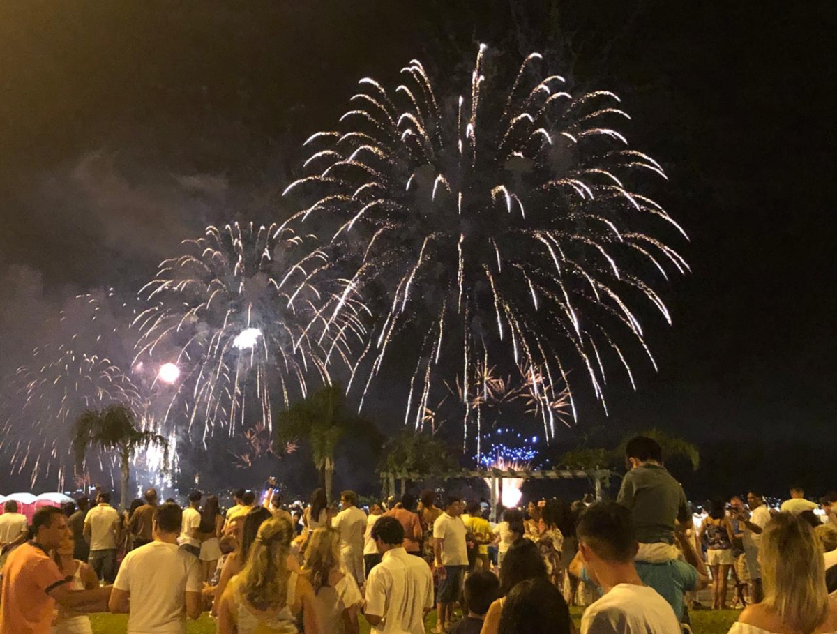 Pessoas se reúnem para assistir aos fogos de artifício no