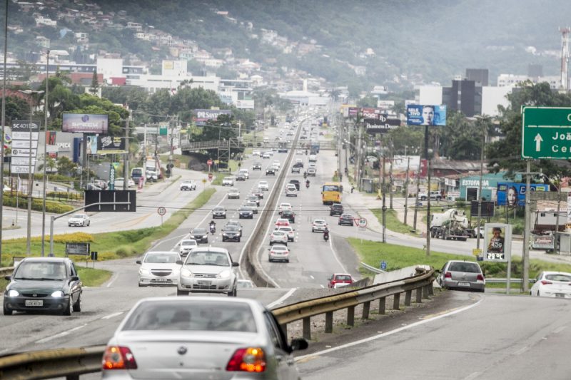 SC-401, ou rodovia Jos&eacute; Carlos Daux, recebe at&eacute; 80 mil ve&iacute;culos por dia na alta temporada – Foto: Foto: Marco Santiago/ND