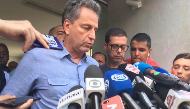 Presidente do Flamengo, Rodolfo Landim, falou com a imprensa na entrada do CT Ninho do 