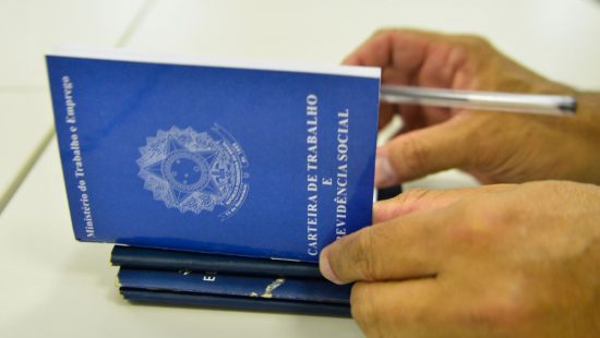 Sul de SC cria 10,8 mil vagas com carteira em 2025; melhor resultado desde 2021