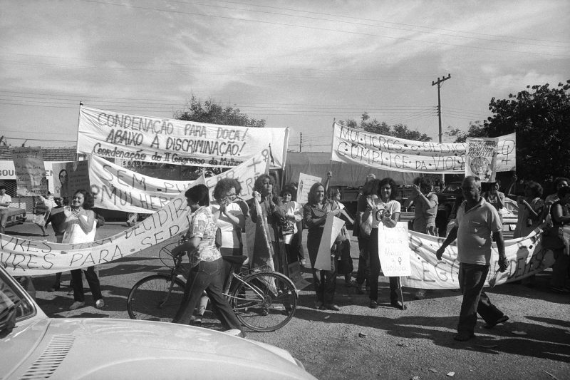 <span style="font-weight: 400;">Manifestação em frente ao Fórum de Cabo Frio (RJ), durante o 2º julgamento de Doca Street, em novembro de 1981</span> – Arquivo/Estadão Conteúdo