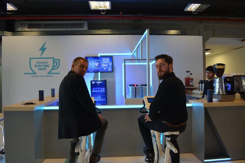 Professor da UFSC Ricardo Rüther e especialista em baterias Viccenzo Benetti pedalam bicicletas elétricas para gerar energia – Giovana Kindlein/ND