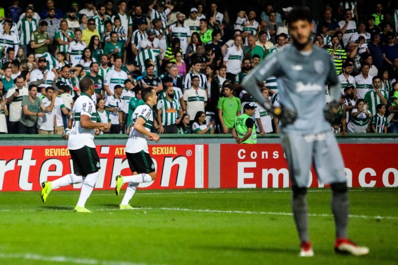 Derrota do Figueirense por 2 a 0 para o Coritiba e 6&ordm; jogo sem vit&oacute;ria, na estreia de Vin&iacute;cius Eutr&oacute;pio, em 2019; triste rotina do Alvinegro na d&eacute;cada no brasileir&atilde;o – Foto: ESTAD&Atilde;O CONTE&Uacute;DO/ND