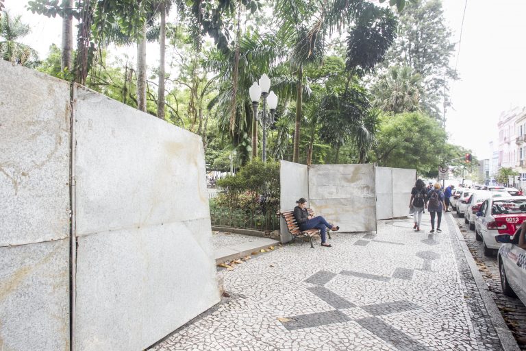 Na foto, os tapumes colocados na Pra&ccedil;a XV poucos dias antes do Carnaval de 2019. – Foto: Marco Santiago/Arquivo/ND