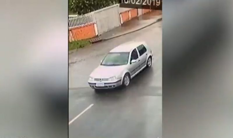 Veículo atropelou menina e pai em Joinville – Reprodução/RICTV