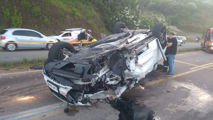 Jovem ficou presa nas ferragens e morreu após acidente provocado por motorista bêbado, em Blumenau – Divulgação