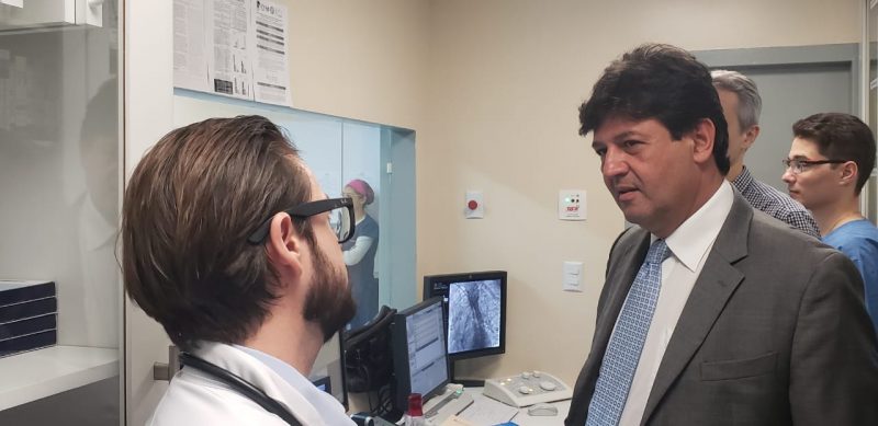 O ministro da Saúde, Luiz Henrique Mandetta, em visita a hospital em São José nesta segunda-feira – Divulgação/ND