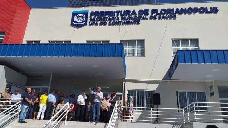 Prefeito Gean Loureiro fez discurso inflamado na porta da unidade. Foto: Cristiano Rigo Dalcin/ND
