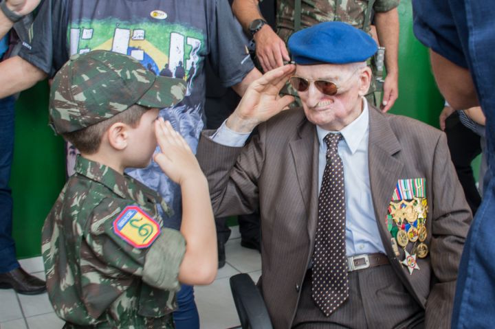 Garoto Felipe Oechsler Baptista, representando o futuro, com o veterano Alcides Basso – Divulgação Exército Brasileiro