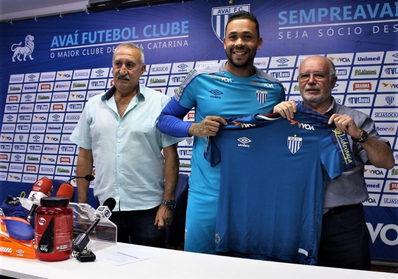 O arqueiro está na sua segunda passagem pelo Sul da Ilha. Antes disso, o atleta de 32 anos disputou 41 jogos pelo Leão da Ilha em 2019 e também agradou o torcedor Azurra. – Foto: André Palma Ribeiro/Avaí FC/divulgação