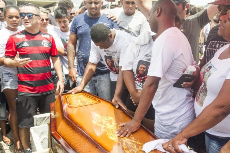Familiares prestaram &uacute;ltimas homenagens para Vitor Isa&iacute;as, morto aos 15 anos, no inc&ecirc;ndio do Ninho do Urubu – Foto: Marco Santiago/ND – Foto: Divulga&ccedil;&atilde;o/RIC Mais SC