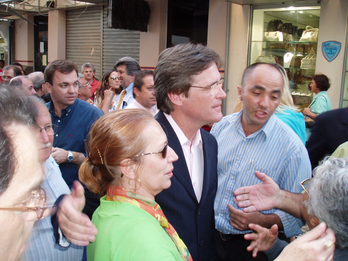 Então prefeito Dario Berger (mais à esquerda o atual, Gean Loureiro), na reinauguração festiva do espaço, em 2005 - Carlos Damião