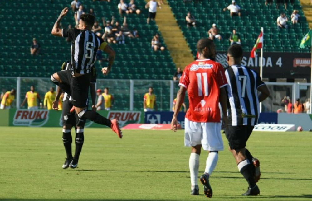 Figueirense bate Hercílio Luz no final e mantém liderança e invencibilidade ND Mais Figueirense bate Hercílio Luz no final e mantém liderança e invencibilidade ND Mais