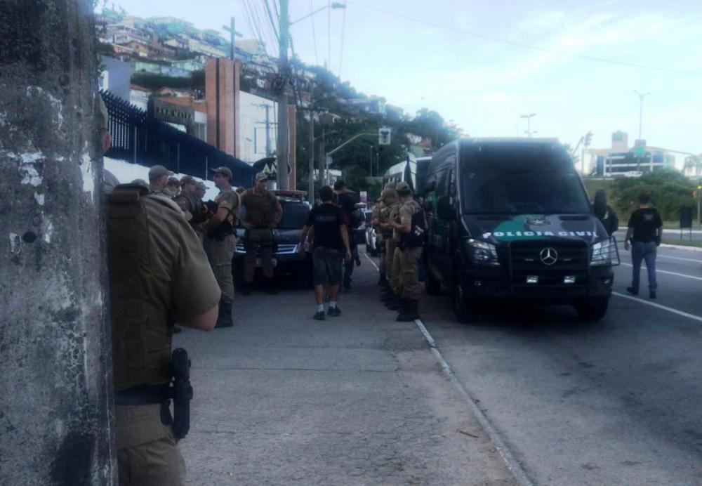 Policiais militares e civis integram a Operação Mãos Dadas, no Morro do Mococó, nesta terça - Keyla Xavier/RICTV/ND