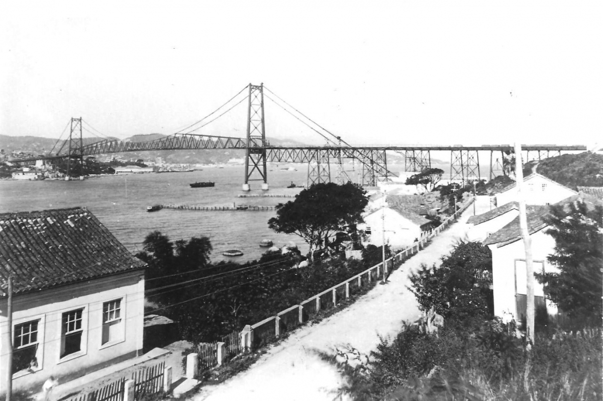 Ponte Hercílio Luz vista do Estreito, em registro da década de 1950: fator de integração - Acervo Carlos Damião