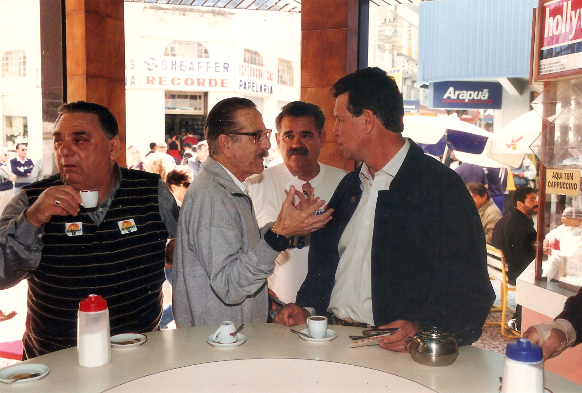 O ex-prefeito Edison Andrino (PMDB), de jaqueta escura, em campanha para a prefeitura, em 1996: balcão político por excelência - Acervo Carlos Damião