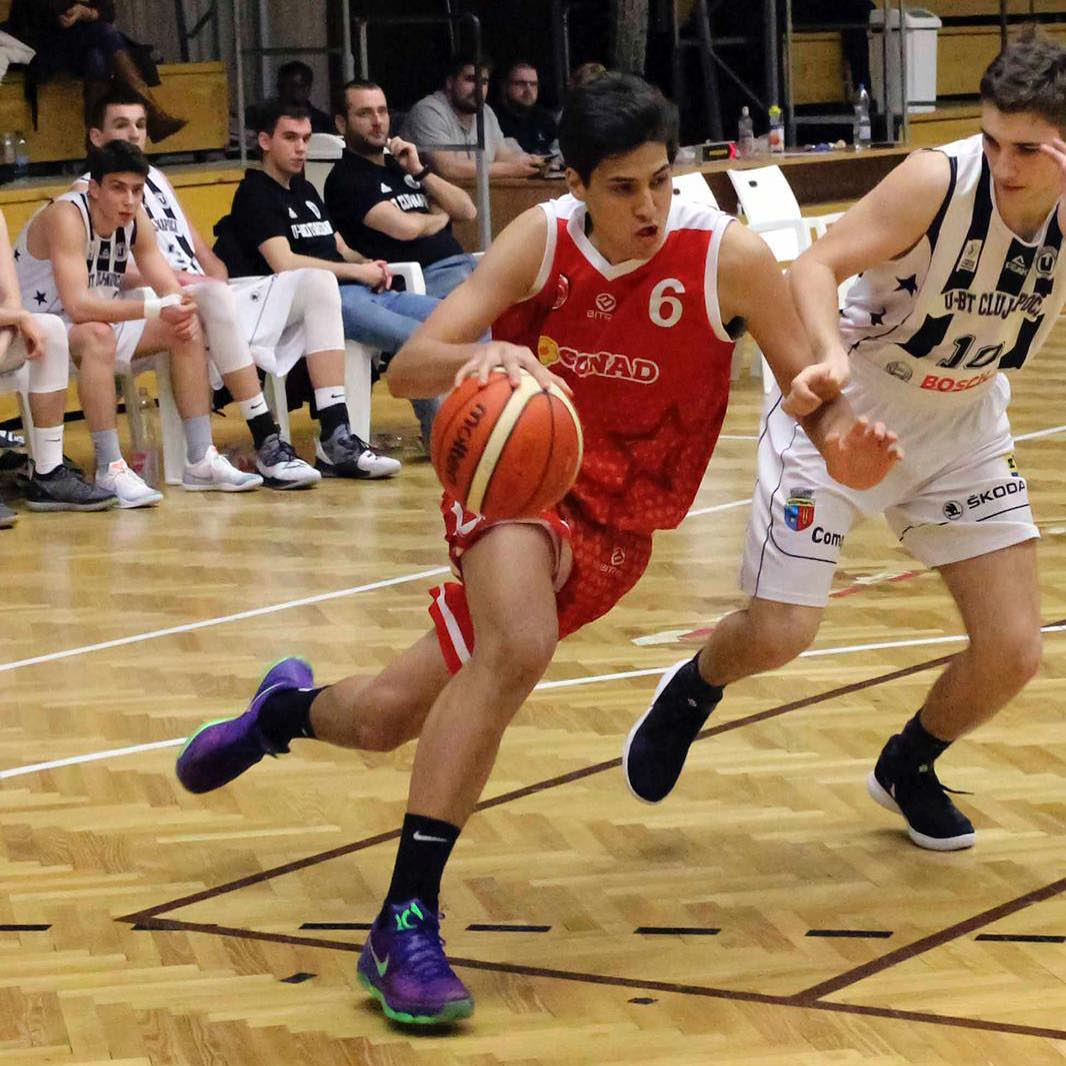 Basquete, Esporte E Jogar Com Uma Bola Nas Mãos De Um Jogador