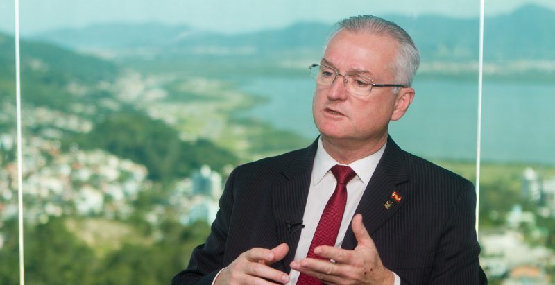 Delegado geral Paulo Koerich promete rigor em a&ccedil;&atilde;o para prender criminosos que assaltaram um banco e provocaram p&acirc;nico em Crici&uacute;ma – Foto: Fl&aacute;vio Tin/ND