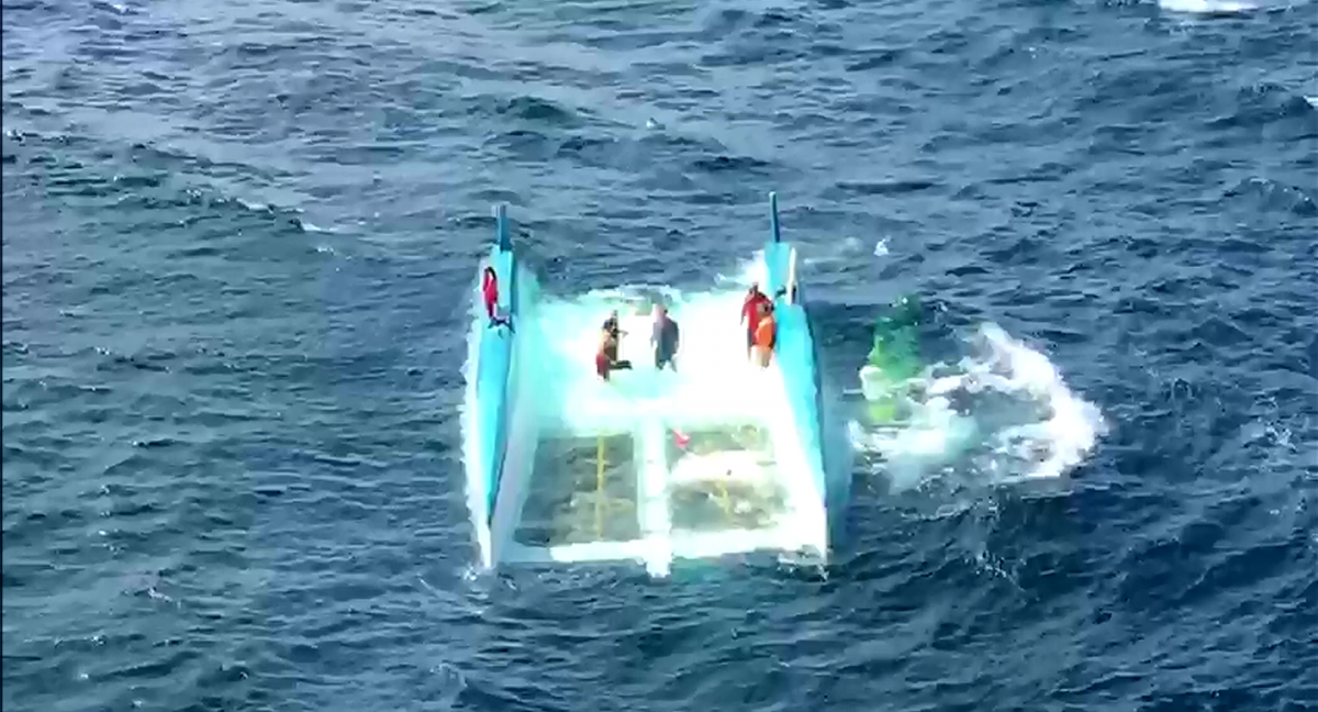 Quatro pessoas são resgatadas após catamarã virar na costa de Balneário Camboriú