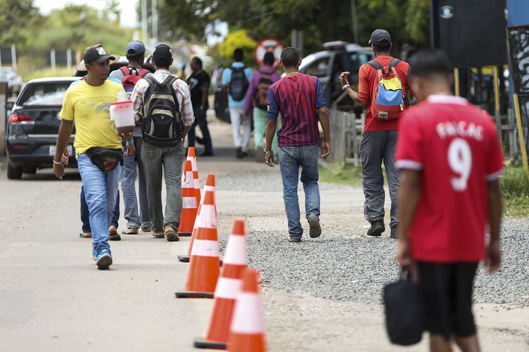Imigrantes venezuelanos cruzam a fronteira com o Brasil. – Foto: Marcelo Camargo/Agência Brasil/ND
