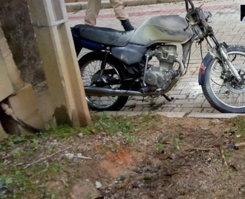 Homem conduzia motocicleta quando passou por cima dos cabos de alta tensão – Divulgação/ND