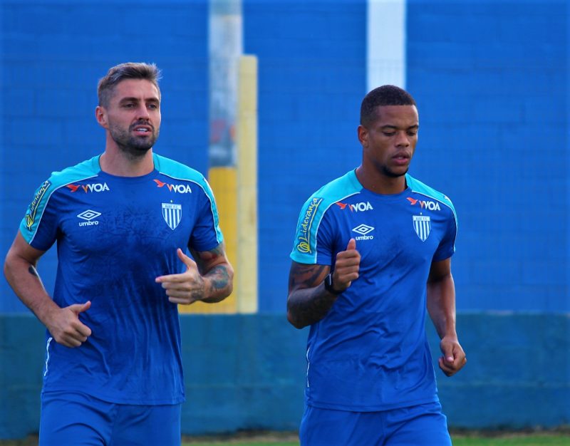 Caio Paulista (&agrave; direita) ao lado do Andr&eacute; Moritz treinando no Ava&iacute; – Foto: Andr&eacute; Palma Ribeiro/Ava&iacute; FC/divulga&ccedil;&atilde;o