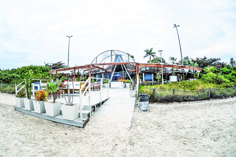 Um dos cinco beach clubs em Jurer&ecirc; Internacional alvos da Justi&ccedil;a Federal, que chegou a determinar a demoli&ccedil;&atilde;o e suspender as licen&ccedil;as – Eduardo Valente/Arquivo/ND