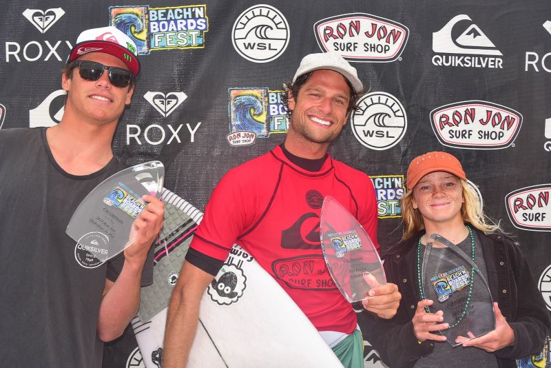 Matheus Navarro (centro) na cerim&ocirc;nia de premia&ccedil;&atilde;o. Foto Ferguson/WSL –