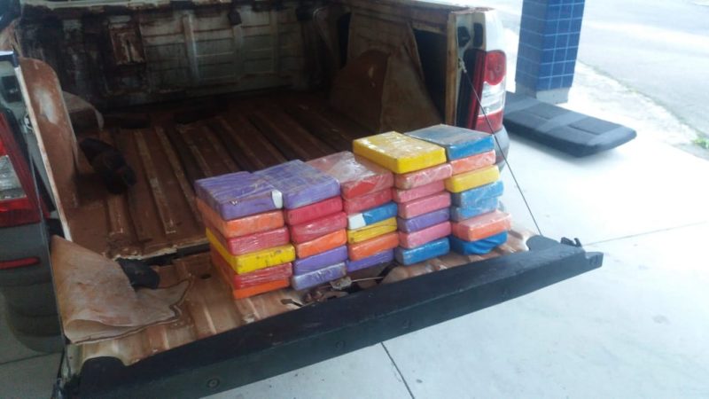 Foram apreendidos 32 tabletes de cocaína – PRF/ Divulgação