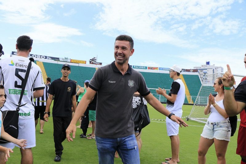 Fernandes destaca essa foto como momento importante de aproxima&ccedil;&atilde;o entre torcedor e o clube. – Foto: Figueirense FC/Divulga&ccedil;&atilde;o