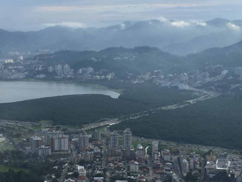 Conduta nefasta de condutores para acessar e furar filas