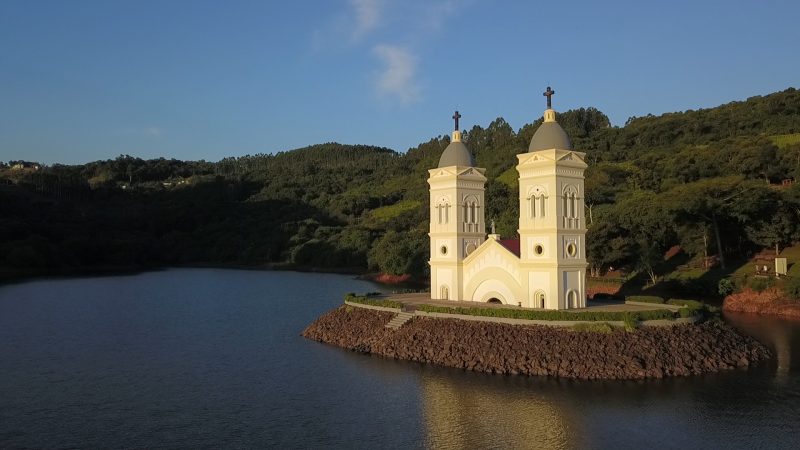 Um cartão-postal de Itá: as torres da antiga igreja que foi submersa para a criação da usina hidrelétrica &#8211; Foto: Divulgação/ND