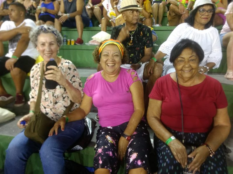 Amigas assistem o desfile juntas todos os anos – ND