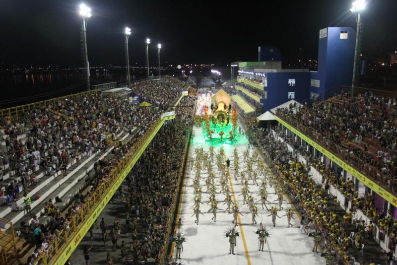 Milhares de pessoas acompanharam de perto o desfile das escolas de samba na passarela Nego Quirido – Foto: Marco Santiago/ND