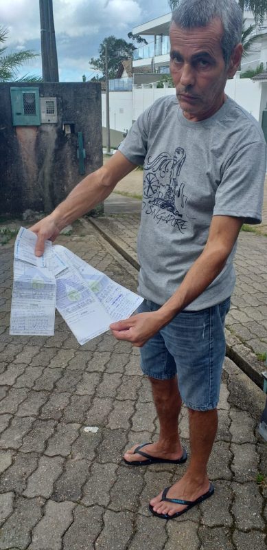 Ricardo mostra os boletos com anota&ccedil;&otilde;es de protocolos registrados. Foto: Cristiano Rigo Dalcin/ND