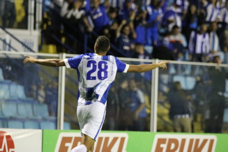 Cena comum em 2019: Daniel Amorim comemorando gols, centroavante foi o artilheiro do Le&atilde;o no ano passado com 14 gols – Foto: Frederico Tadeu/Ava&iacute; FC