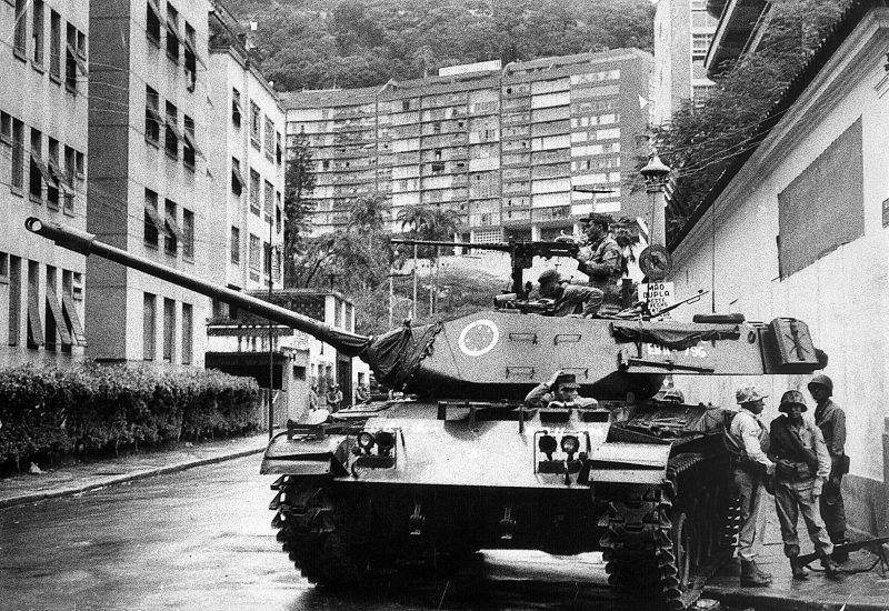 Tanque do ex&eacute;rcito p&aacute;ra pr&oacute;ximo &agrave; casa do presidente deposto, Jo&atilde;o Goulart, no Rio de Janeiro. O Golpe de 64 submeteu o Brasil a uma ditadura militar que durou at&eacute; 1985 – Cr&eacute;dito: ARQUIVO/ESTAD&Atilde;O CONTE&Uacute;DO/ND