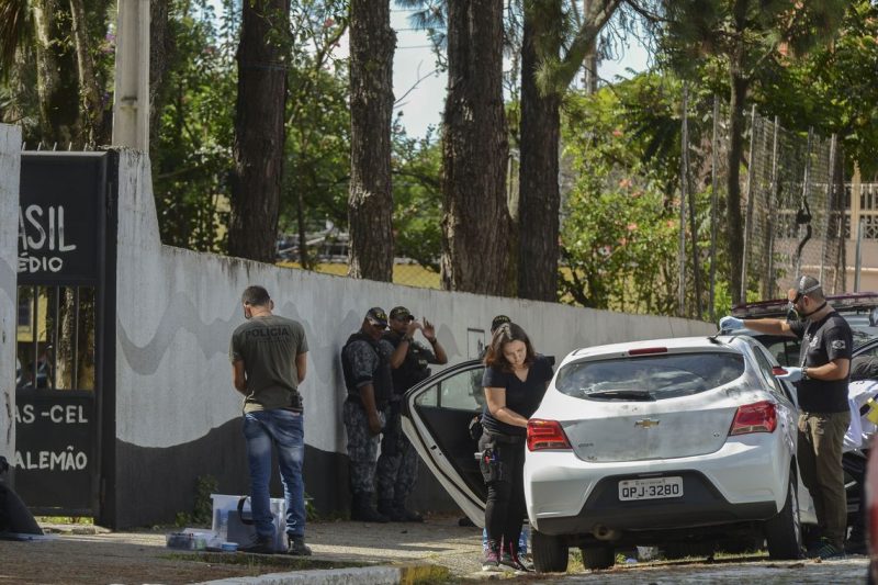 Perícia feita pela polícia civil no carro em que chegaram dois jovens armados e encapuzados que invadiram a Escola Estadual Professor Raul Brasil e disparam contra os alunos, em Suzano, São Paulo. – Rovena Rosa/Agência Brasil/ND
