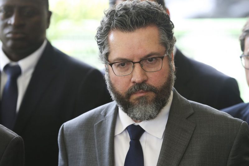 ministro das Relações Exteriores, Ernesto Araújo, falou sobre o assunto em transmissão ao vivo feita pelo Facebook, ao lado de Jair Bolsonaro – Valter Campanato/Agência Brasil