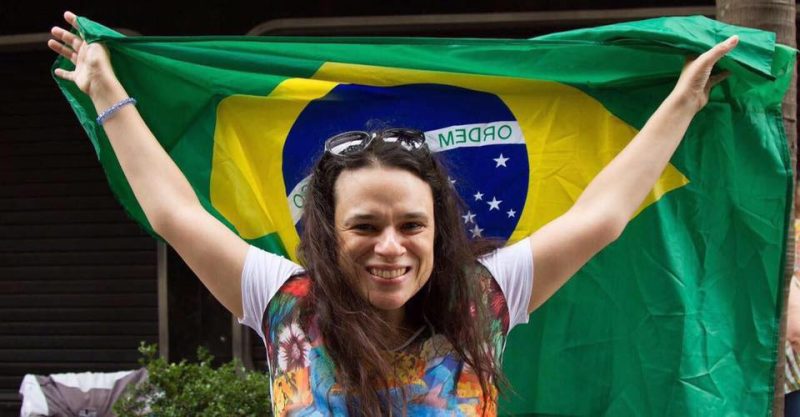 Janaína Paschoal segura a bandeira do Brasil – Reprodução/ Facebook