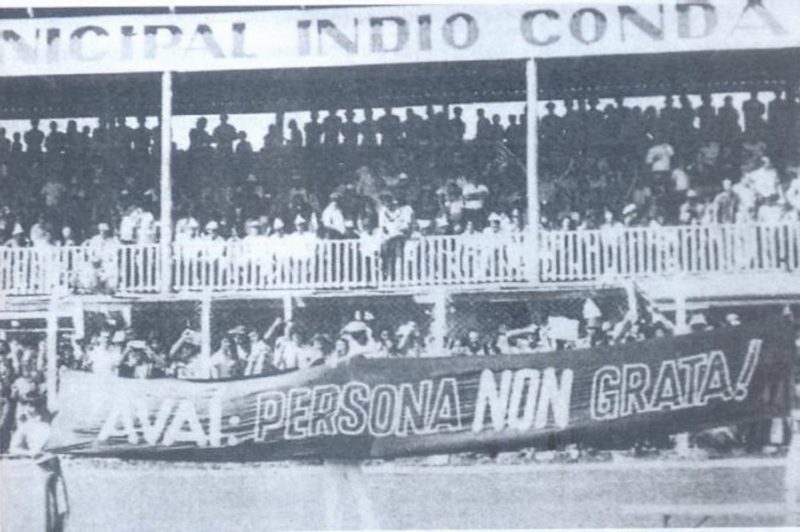 Foto mostra o clima entre Ava&iacute; e Chapecoense na decis&atilde;o de 1977 – Foto: Revista Ava&iacute; 90 anos/divulga&ccedil;&atilde;o