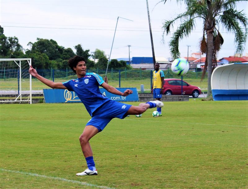 Luanderson deve ser uma das novidades no time titular de Alberto Valentim – Divulgação/Avaí FC