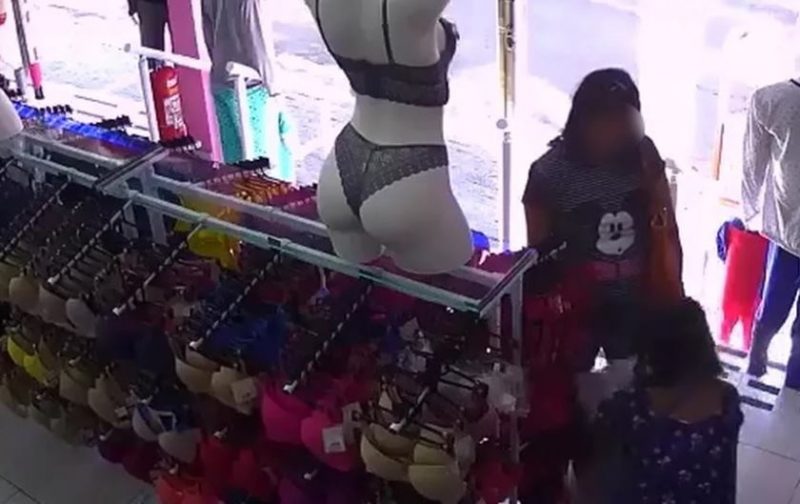 Mulheres foram flagradas, em c&acirc;meras de monitoramento, roubando calcinhas e suti&atilde;s, em S&atilde;o Roque (SP) – Reprodu&ccedil;&atilde;o