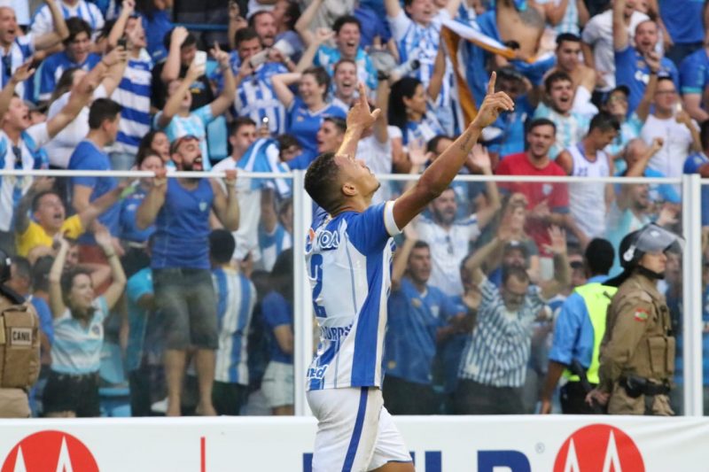 Luan Pereira comemora seu gol na Ressacada – Fred Tadeu/Avaí