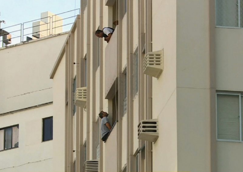 Reprodu&ccedil;&atilde;o/RICTV – Policial do Bope negocia com o homem