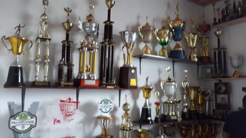 Uma galeria de trof&eacute;us de respeito e muita hist&oacute;ria. – Foto: Nagib Di Pieri/divulga&ccedil;&atilde;o