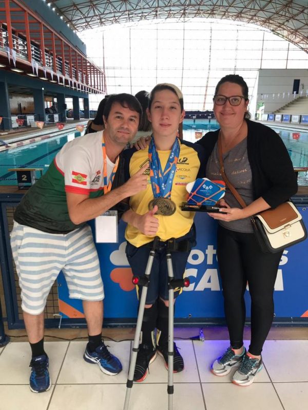 O campe&atilde;o Isaac recebe apoio dos familiares – Foto: IsaacLorenzo/divulga&ccedil;&atilde;o