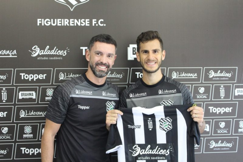 Fellipe Mateus, novo reforço do Figueirense, apresentado pelo ídolo Fernandes &#8211; John Léo/Figueirense FC/divulgação